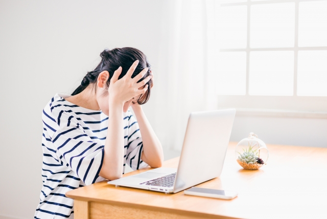 ラップトップを前に