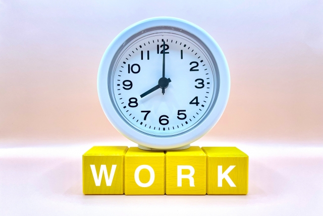 WORKと書かれたブロックの上に置かれた時計