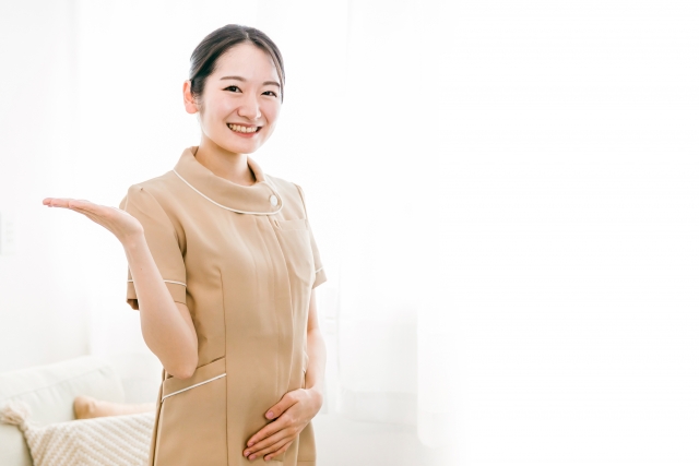 笑顔の女性エステティシャン