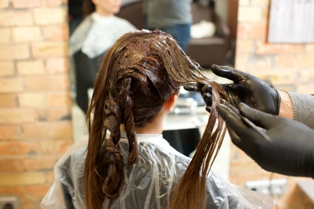 ヘアカラーの施術を受ける女性