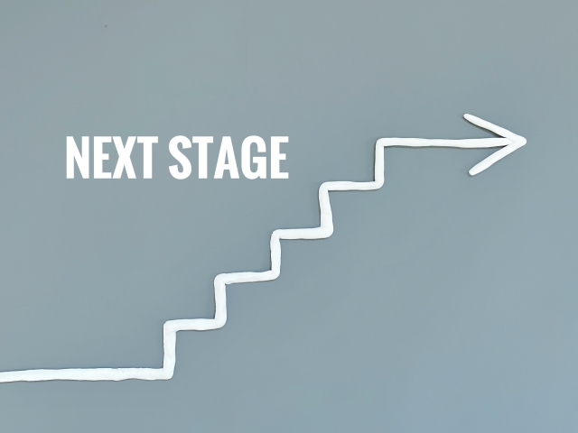 NEXT STAGEの文字と階段のイラスト