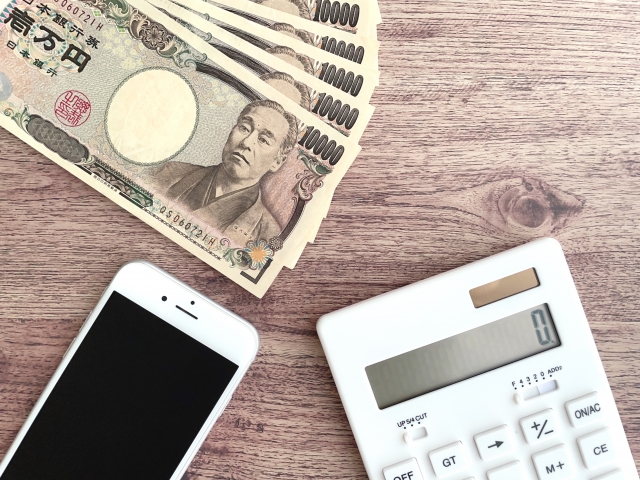 お金とスマホと電卓