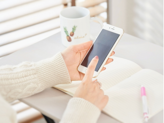 スマートフォンを操作する女性