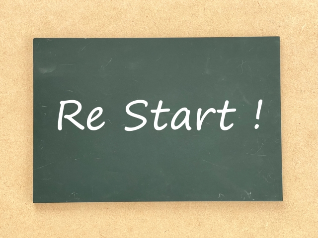 restartと書かれた黒板